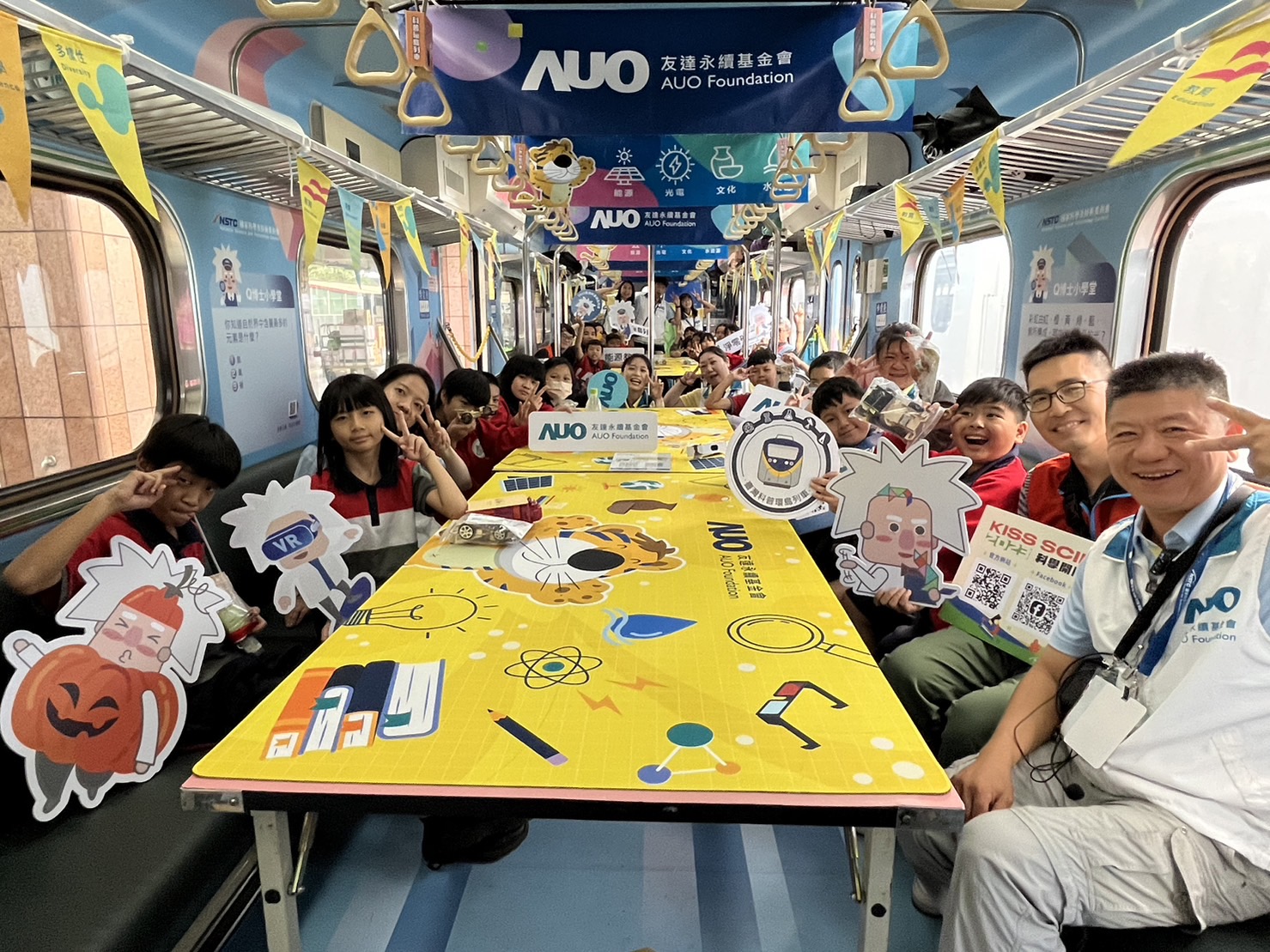 永續基金會參與「臺灣科普環島列車」，設計基礎科學車廂課程，以「淨零碳排和永續能源」為主題，讓學生透過創意實驗認識淨零知識，以及思考生活中的減碳行為