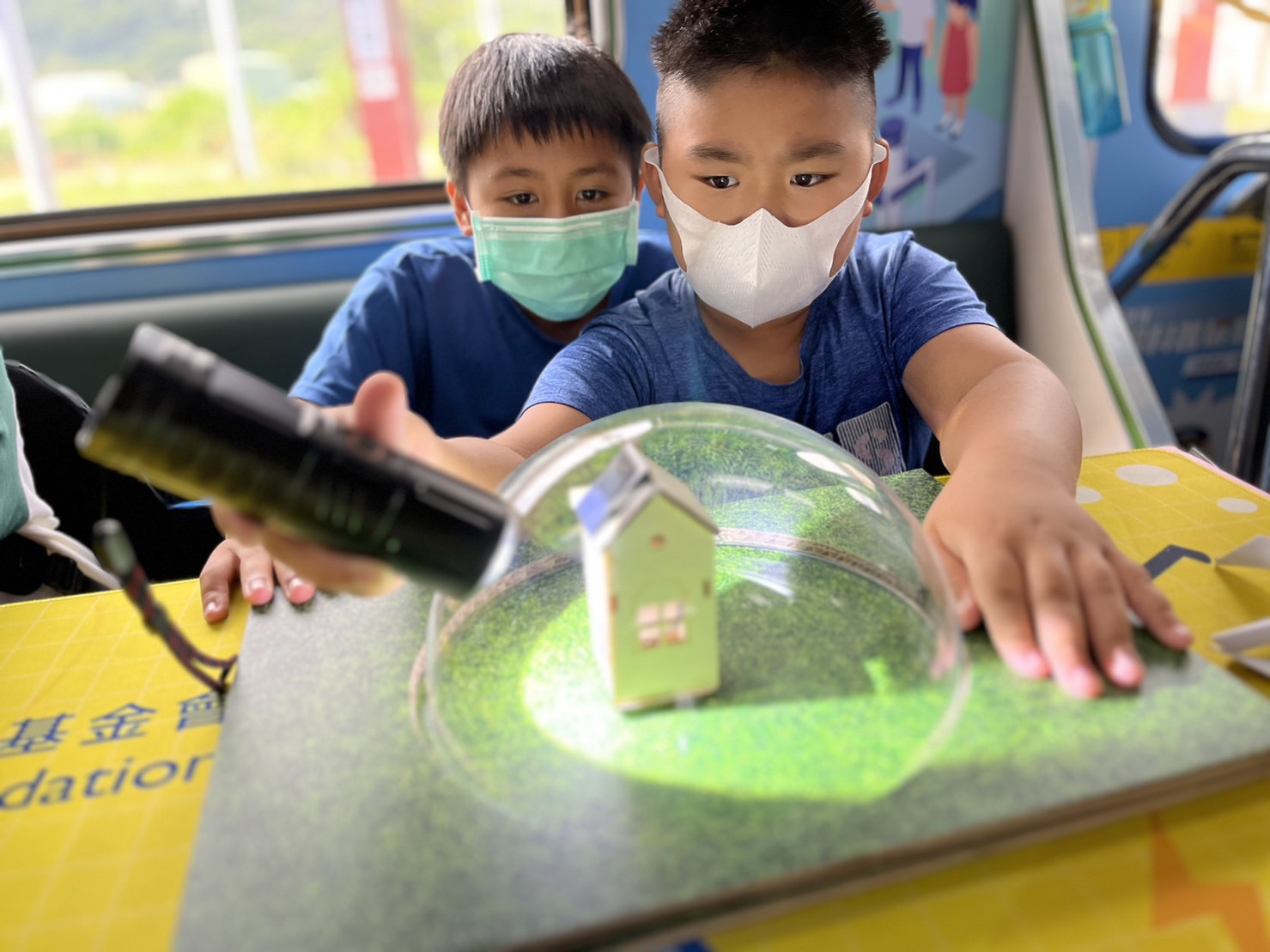 參與基礎科學主題車廂，以STEAM教學精神，設計「逐日科學家」、「太陽能工程師」以及「淨零建築師」三大能源科普課程和實驗