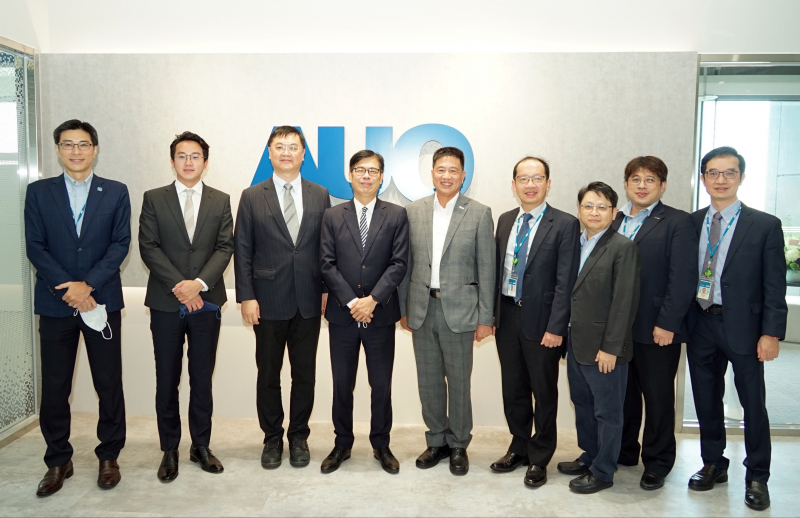 光電前進亞灣成立「AUO解決方案研發中心」，作為多元場域解決方案研發及試驗場域（圖中左為高雄市長陳其邁、圖中右為光電董事長彭双浪）